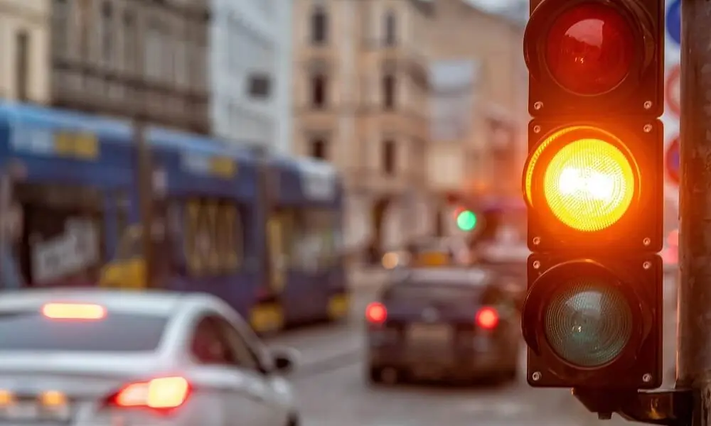 Thế giới quy định thế nào về đèn vàng?