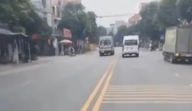 Người dân phản ánh qua điện thoại của cục trưởng, xe khách đi sai làn ở Hưng Yên bị xử lý