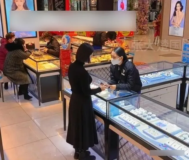 Mang vàng bạn trai cũ tặng đi bán, người phụ nữ s:ốc nặng khi biết giá trị