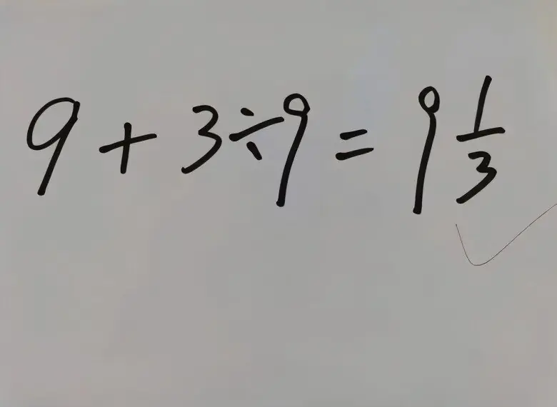 Bé tiểu học làm toán 9+9:3=12 bị gạch sai, thầy giáo đưa ra đáp án khiến phụ huynh bức xúc