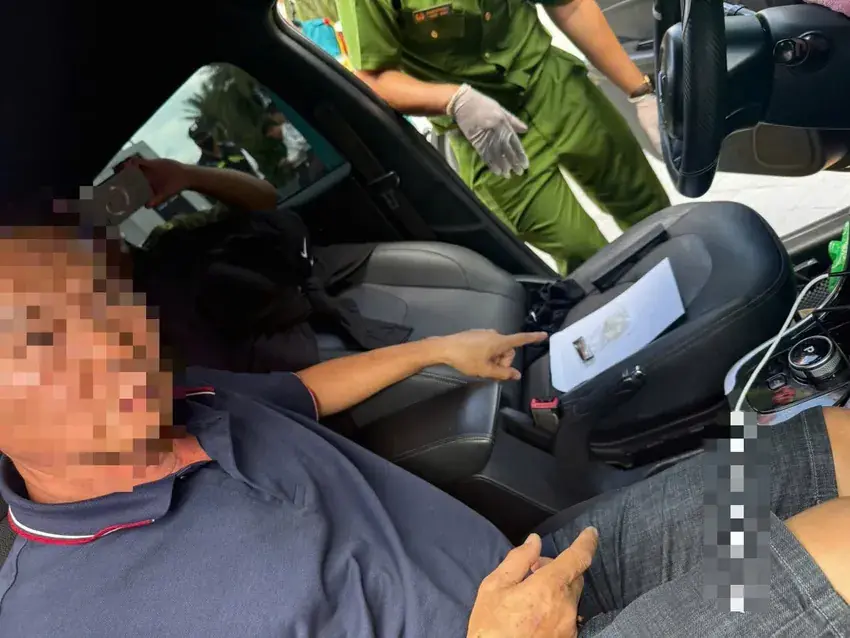 Tài xế taxi lừa hai cô gái cài MT vào ôtô đồng nghiệp, báo cảnh sát đến bắt