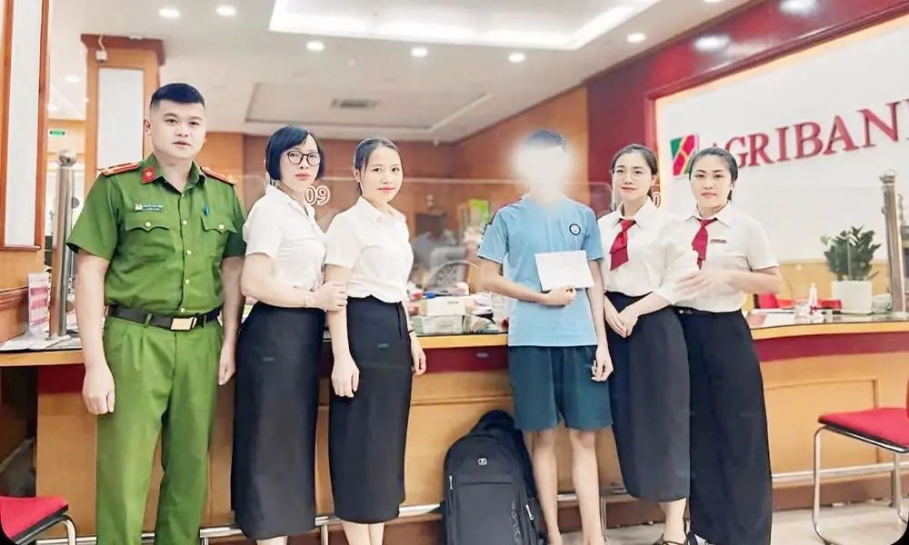 Nam sinh 2005 mang cả bọc tiền mặt 805 triệu đồng đến ngân hàng giao dịch: Nhân viên Agribank và công an vào cuộc phát hiện nguồn gốc số tiền