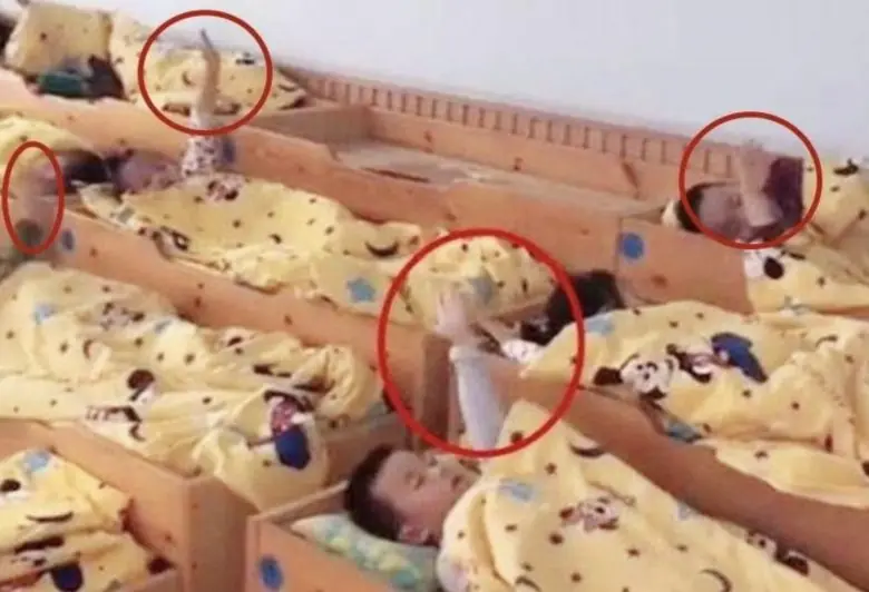 Giáo viên chụp ảnh trẻ ngủ trưa ở trường gửi vào nhóm lớp, phụ huynh soi kỹ mới thấy hành động kỳ lạ của con