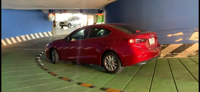 Mẹo lái xe lên, xuống dốc hầm xoắn ốc tránh bị va quẹt