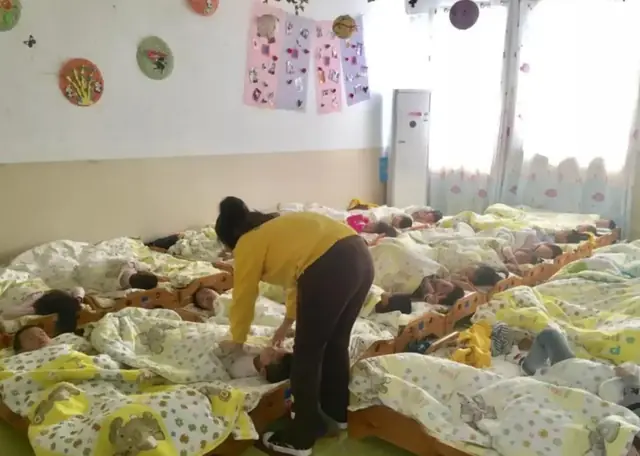 Một bé trai tử vong trong giờ ngủ trưa tại trường mầm non, nguyên nhân chỉ vì 1 thói quen tưởng chừng vô hại của người lớn