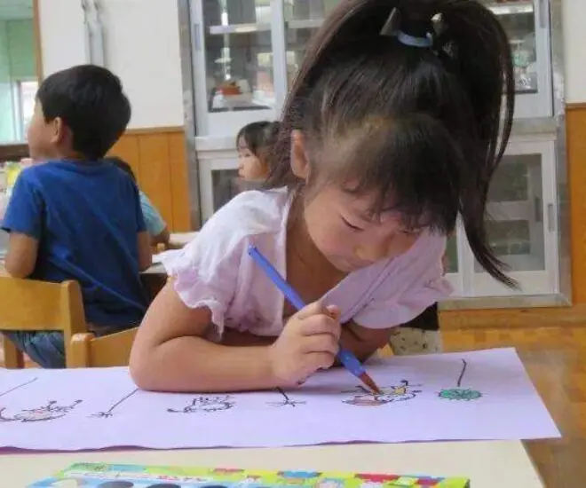 Cho con gái đi học vẽ để phát triển năng khiếu, tình cờ phát hiện bức tranh trong cặp con, người mẹ toát mồ hôi lạnh