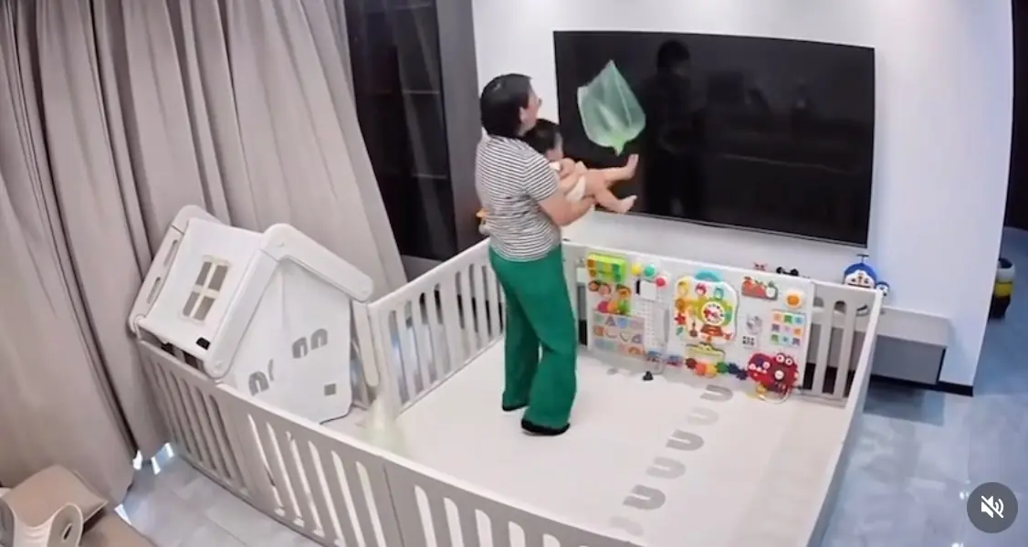 Mẹ lén xem camera sau 2 ngày đi công tác, sốc nặng vì điều lạ bảo mẫu làm với con mình