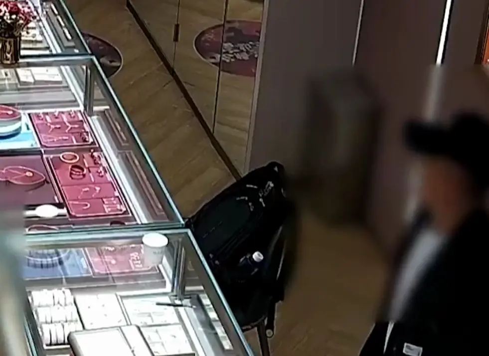 Cậu bé mang 5 chỉ vàng đi bán, chủ tiệm chỉ trả gần 700.000 đồng, cha mẹ biết chuyện lại cảm ơn rối rít