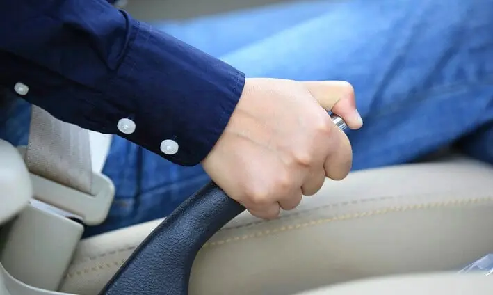 Vì sao không nên kéo phanh tay ô tô ngay sau khi rửa xe?