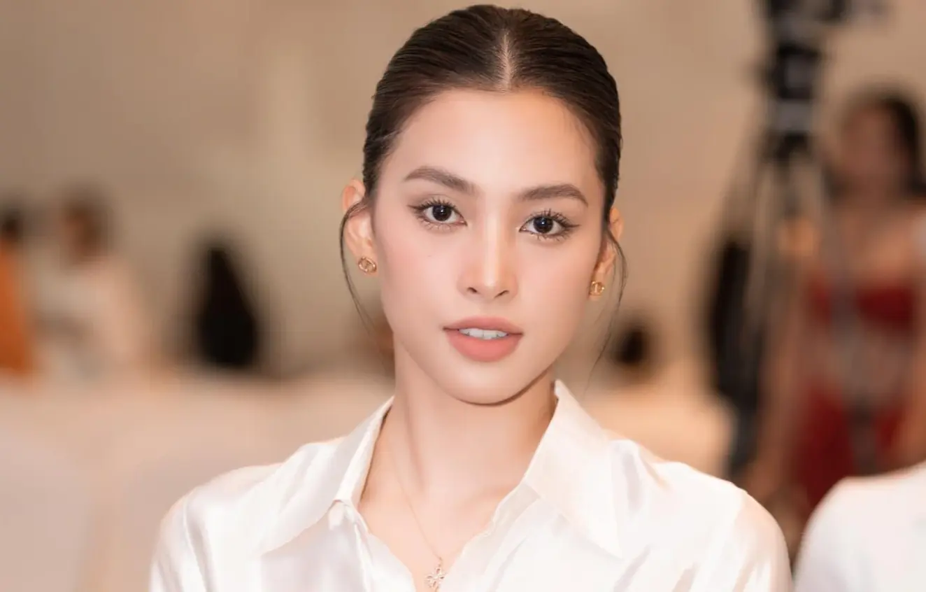 Bất ngờ với nhan sắc thật của Tiểu Vy