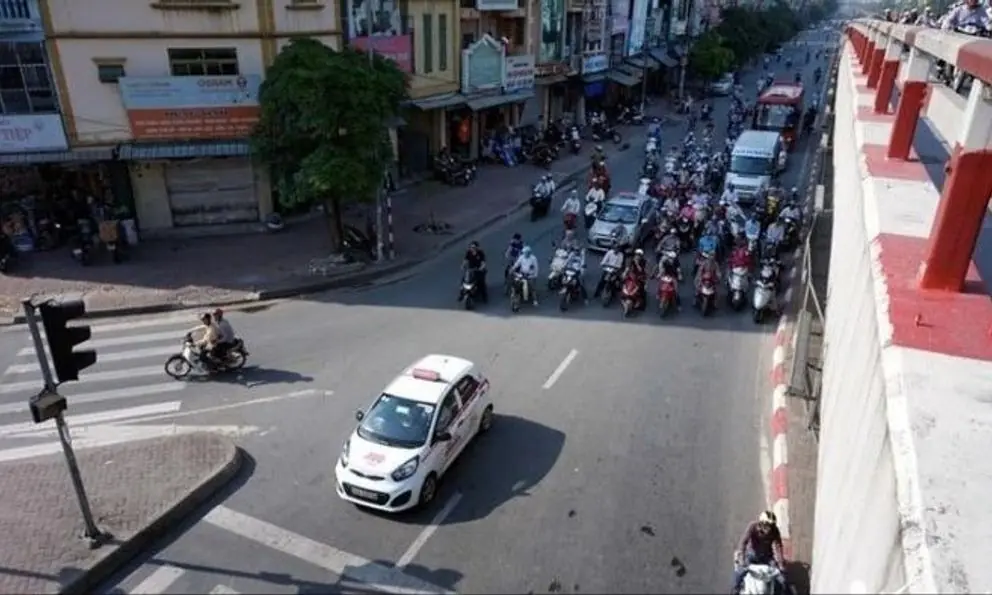 Thói quen chờ đèn đỏ tưởng vô hại, ai ngờ phạm luật, lỗi này nhiều người mắc phải, đặc biệt là xe máy