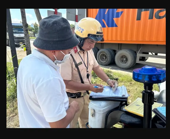 CSGT TP.HCM kiểm tra camera buồng lái và hành trình: Bị phạt, nhiều tài xế ngỡ ngàng