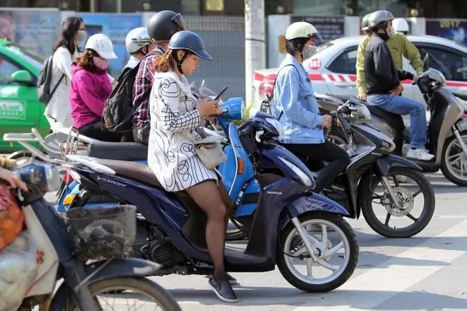 Cục CSGT: Dùng điện thoại khi dừng đèn đỏ sẽ không bị phạt