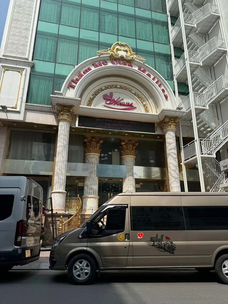 Công an thu giữ nhiều thùng tài liệu từ toà nhà thẩm mỹ viện Mailisa TP.HCM