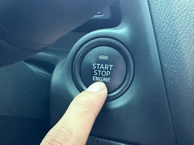 Vì sao đèn báo nước làm mát phát sáng khi khởi động ô tô?