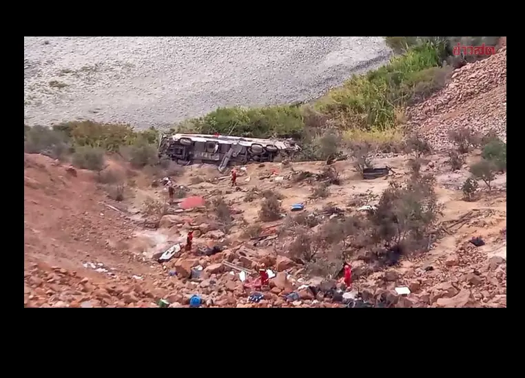 Xe buýt mất lái rơi xuống khe núi, ít nhất 37 người thiệt mạng