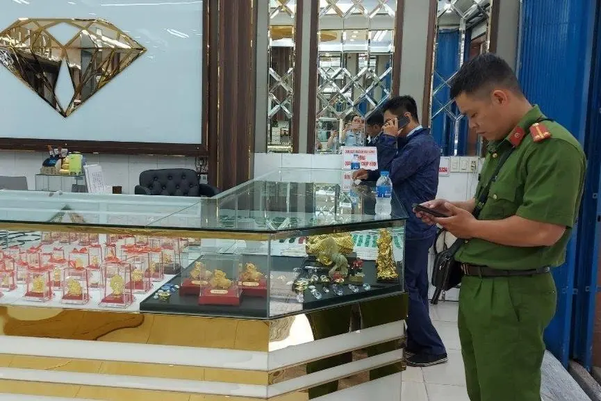 Giá vàng tăng cao: Nhà đầu tư bị 'kẹp hàng', tiệm vàng tư nhân lộ chiêu trò