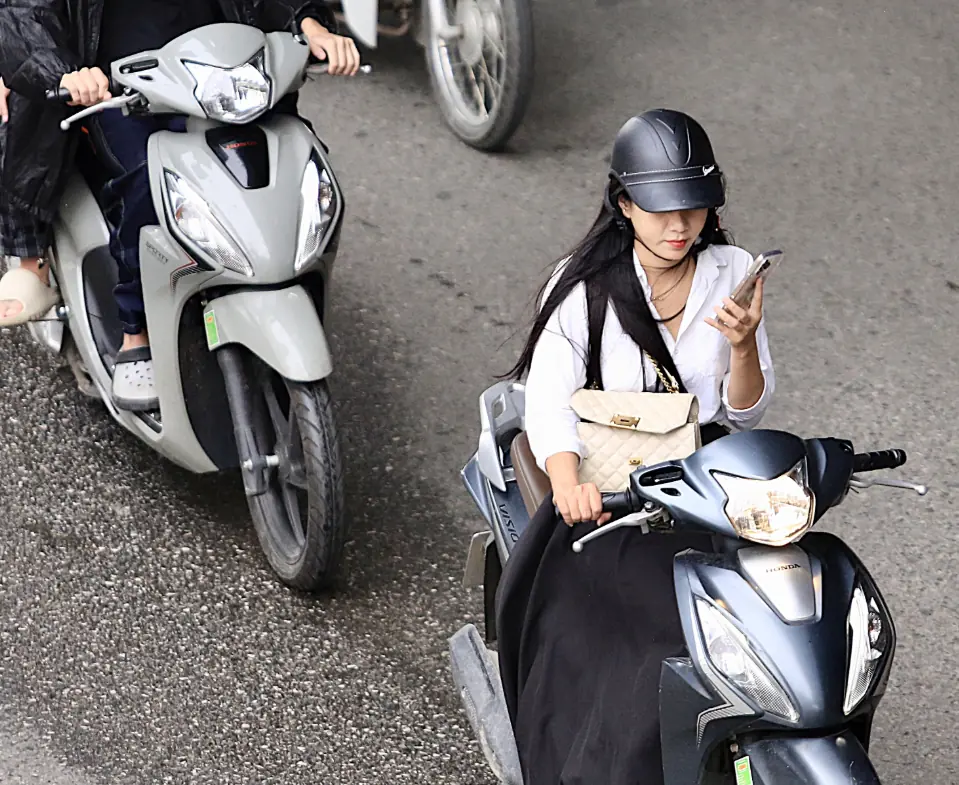 Hơn 130 người bị phạt tiền trong một buổi sáng vì thói quen phổ biến khi lái xe máy