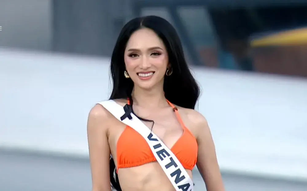 Hương Giang trình diễn áo tắm 'bốc lửa' tại Miss Universe, thần thái sáng bừng cả khung hình