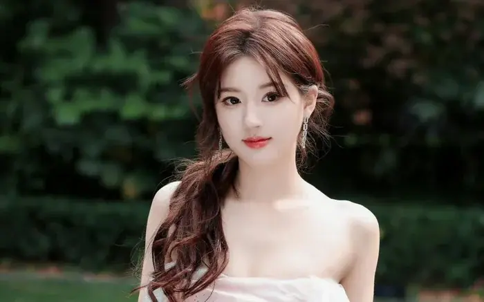 Triệu Lộ Tư khiến công ty cũ lao đao, hàng trăm người sắp mất việc