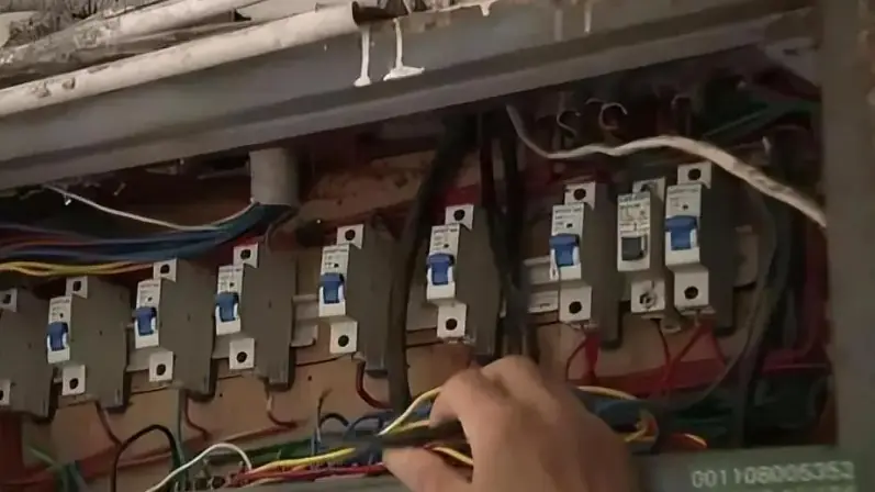 Nhà 2 người nhưng nhận hoá đơn điện hơn 148 triệu đồng/tháng, gọi thợ đến kiểm tra công tơ thì được thông báo: “Có dấu hiệu bị can thiệp”