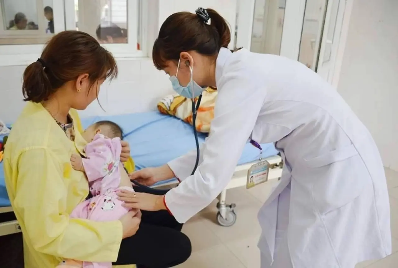 Cha mẹ nghỉ chăm con dưới 7 tuổi ốm được hưởng trợ cấp 75% tiền lương đóng BHXH