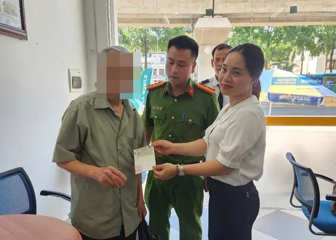 Cụ ông 79 tuổi Hà Nội đến ngân hàng tất toán sổ tiết kiệm 250 triệu đồng nhưng nhận lại 0 đồng