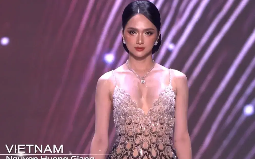 Hương Giang diện đầm dạ hội khoét sâu cực gợi cảm ở Bán kết Miss Universe, triệu khán giả vỡ òa