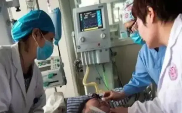 Sản phụ vừa sinh xong, bác sĩ hoảng hốt vì âm thanh lạ, 5 phút sau thì không qua khỏi