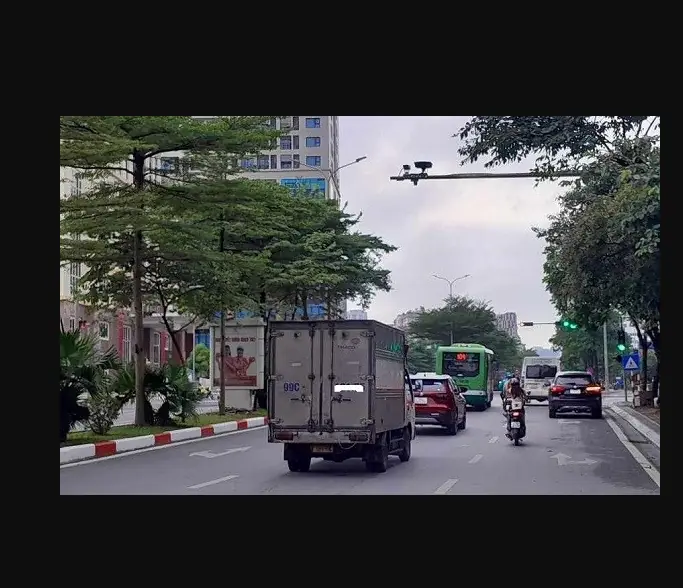 Camera AI phát hiện nhiều xe vượt đèn đỏ bị phạt nguội trong nội thành Hà Nội