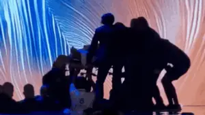 Thí sinh Miss Universe ngã khỏi sân khấu nhập viện ngay trong đêm