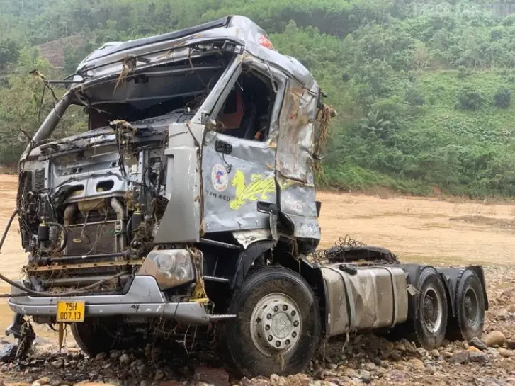 Vụ tài xế ở Quảng Trị mất tích dưới dòng lũ dữ: Những hình ảnh xót xa