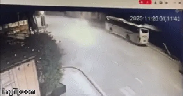 Mercedes Maybach "phi như bay" húc vào xe khách đỗ ven đường ở Quảng Ninh, tài xế bất tỉnh: Hiện trường gây ám ảnh