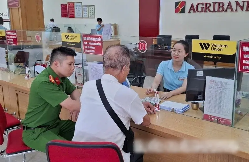 Có 3 sổ tiết kiệm, cụ ông 79 tuổi chỉ rút 1 quyển để chuyển khoản 200 triệu đồng: Nhân viên Agribank nhận giao dịch, rồi báo công an