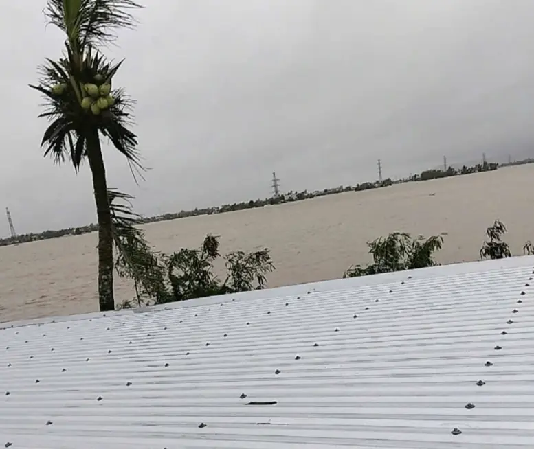 3 mẹ con ngồi trên mái nhà 27 tiếng tránh lũ, vừa được cứu xuống thì nhận tin xé lòng