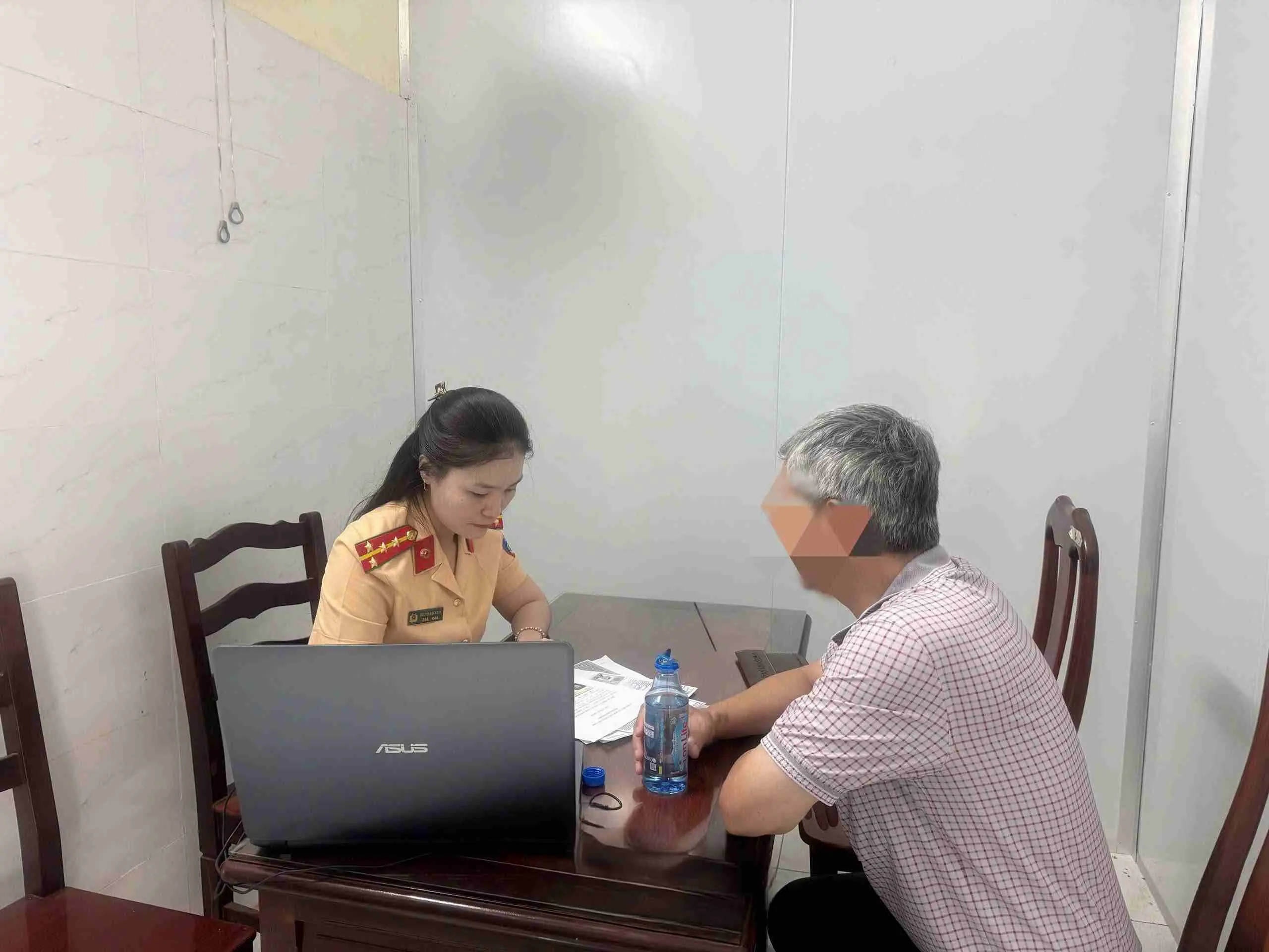 Tài xế ôtô bị phạt vì lái vào làn xe máy ở TPHCM