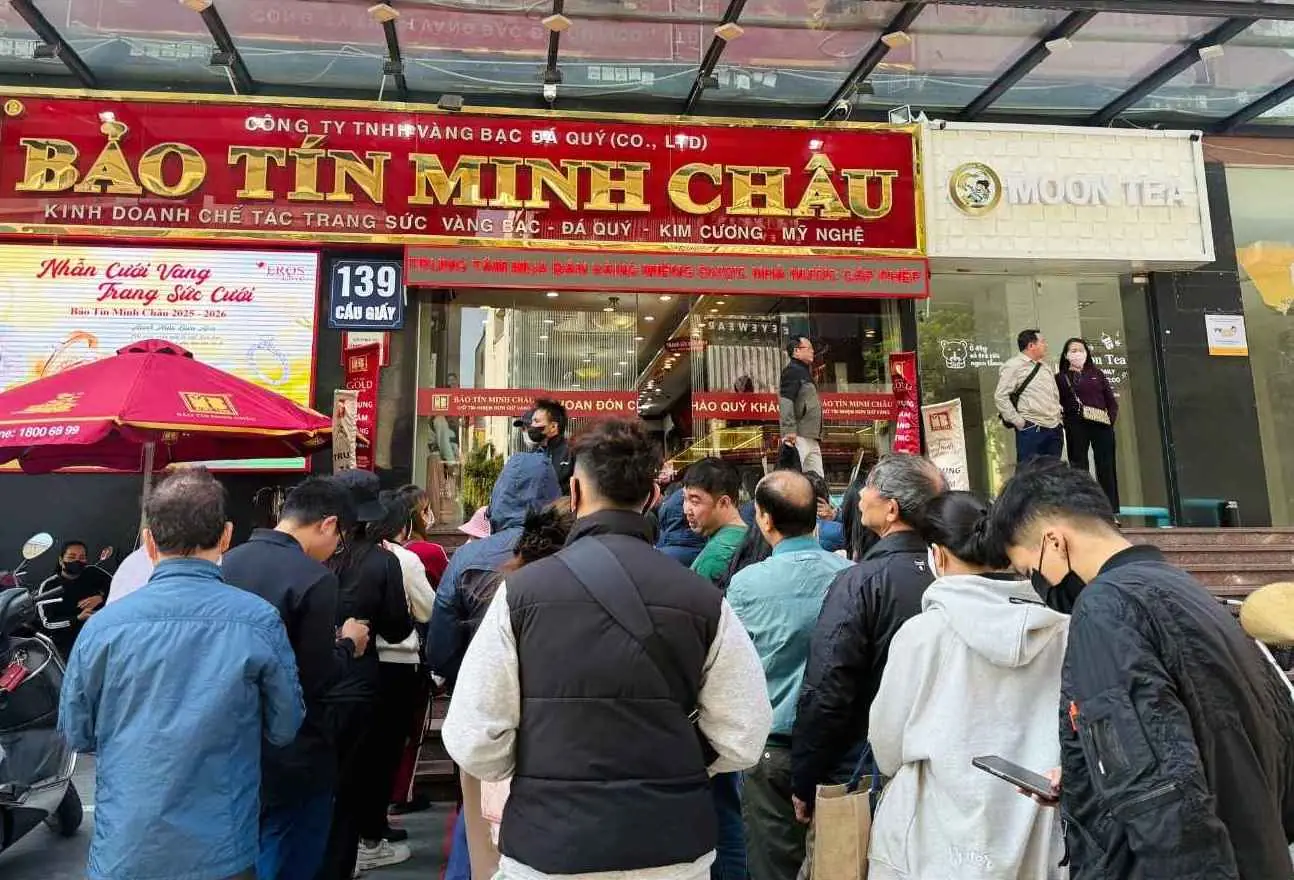 Giá vàng nhẫn tăng mạnh, cửa hàng tấp nập người chờ mua