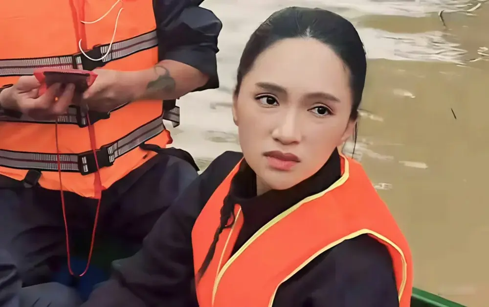 Đi cứu trợ miền Trung, Hương Giang bị khán giả hỏi 1 câu 'đứng hình'
