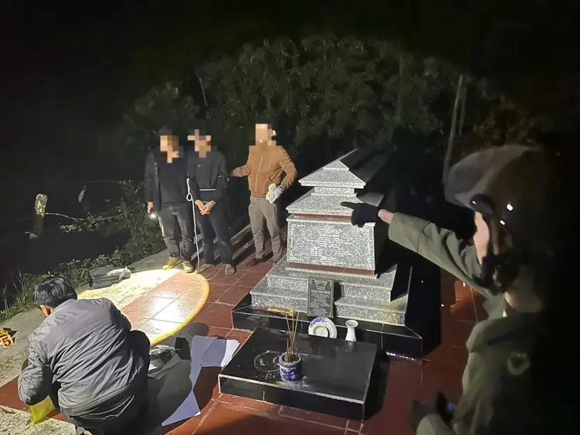 Công an phát hiện "bí mật động trời" trong nghĩa trang ở Quảng Trị