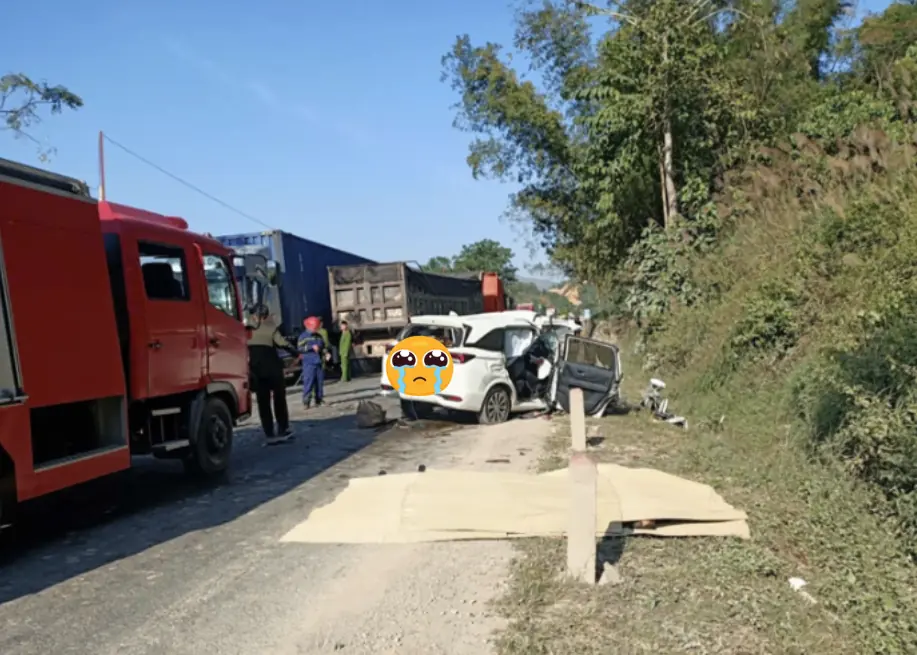 Clip 21 giây về khoảnh khắc ô tô 7 chỗ đâm xe tải, 4 người chết ở Lạng Sơn: Chi tiết đau lòng nhất liên quan hai vợ chồng