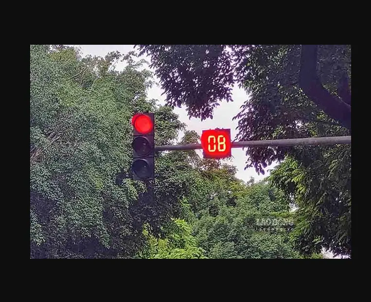 Hà Nội áp dụng đèn tín hiệu hiển thị số đếm lùi 8 giây trên nhiều tuyến đường