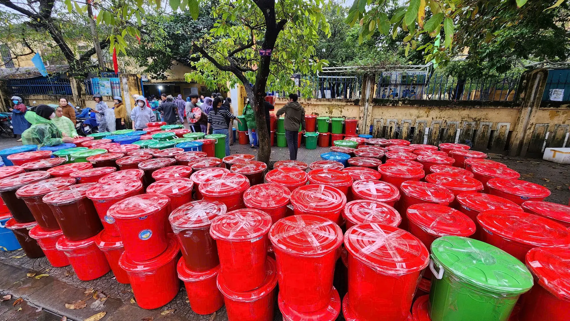 Vì sao người Huế đựng hàng cứu trợ đồng bào lũ lụt Đắk Lắk trong thùng nhựa?