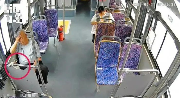 Ngủ gật trên xe buýt, cụ ông 70 tuổi đánh mất bọc tiền hơn 10 tỷ diễn biến sau đó quá bất ngờ