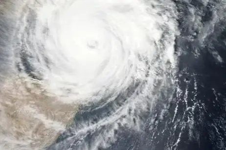 Cơn bão kỳ lạ nhất thế giới sắp vào Biển Đông