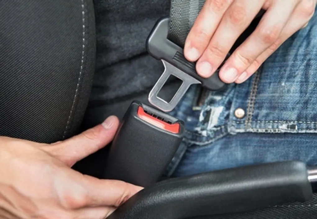 Hàng loạt chủ xe bị phạt nguội lỗi không thắt dây an toàn, dùng tay sử dụng điện thoại