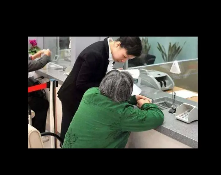 Người phụ nữ tới ngân hàng Agribank rút 1 tỷ đồng để chuyển vào tài khoản MSB, khẳng định "cho con sửa cửa hàng": nhân viên ngân hàng lập tức báo công an