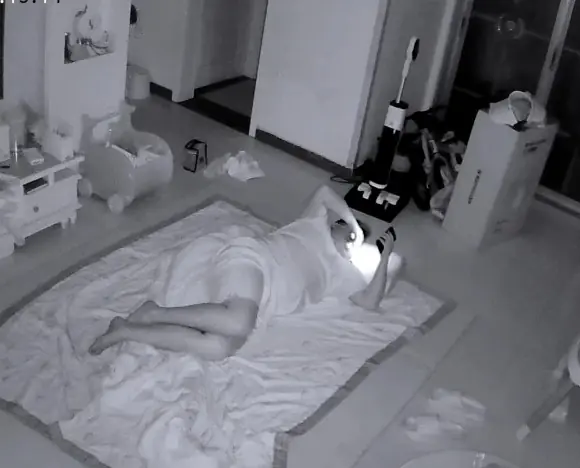 Xem xong cảnh này, ai còn dám ôm điện thoại lúc nửa đêm?