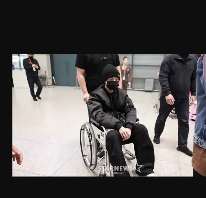 Nam ca sĩ bị chấn thương tại MAMA 2025, trở về Hàn Quốc bằng xe lăn