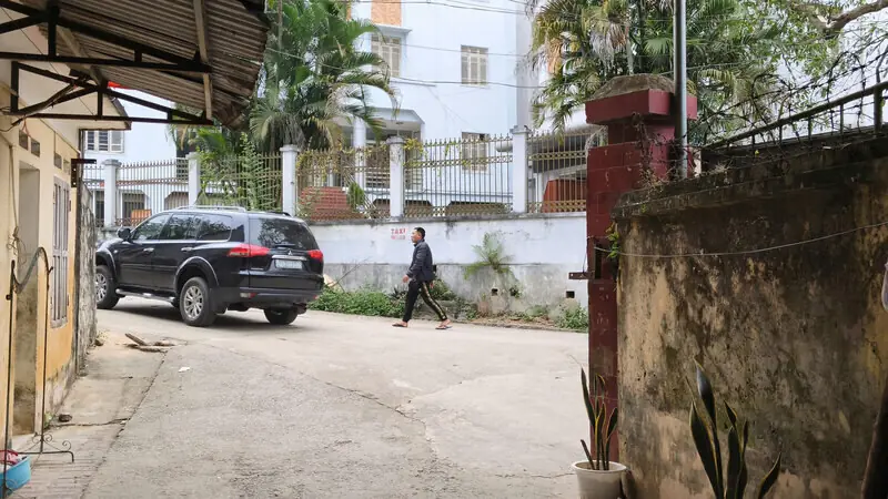 Xe công vụ tiếp tục xuất hiện ở trụ sở cũ của Đội QLTT số 4, Lạng Sơn