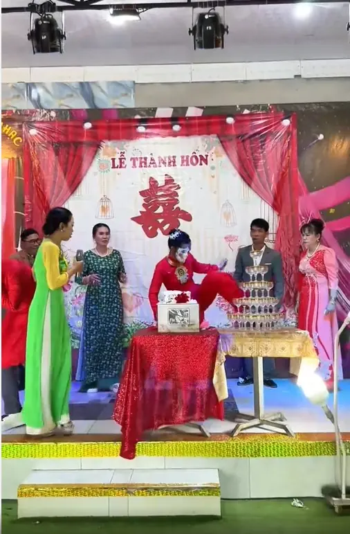 25 triệu lượt xem chú rể và cô dâu "đi đường quyền" trong ngày cưới